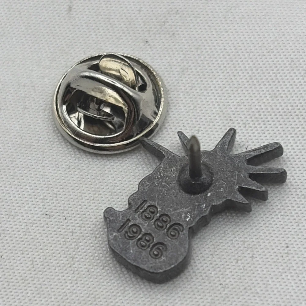 Vintage 1986 Statue Of Liberty Head Silver Tone USA 100 Years Lapel Hat Pin